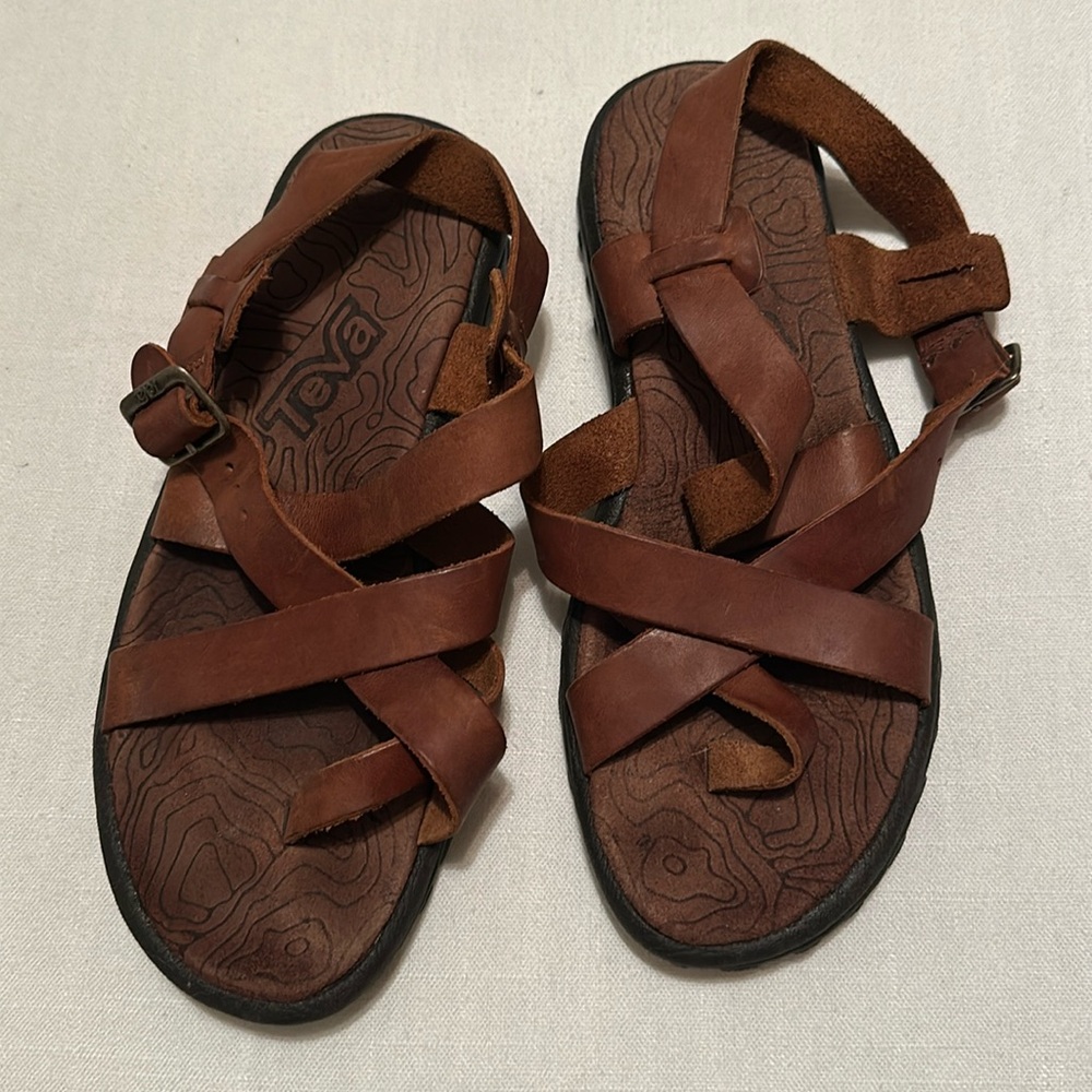 Teva brown leather sandals 🤎